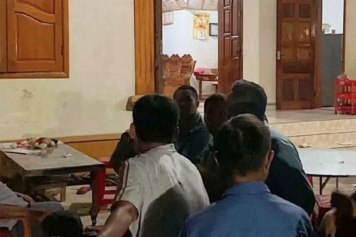 Hàng xóm đến chia buồn cùng gia đình nạn nhân.