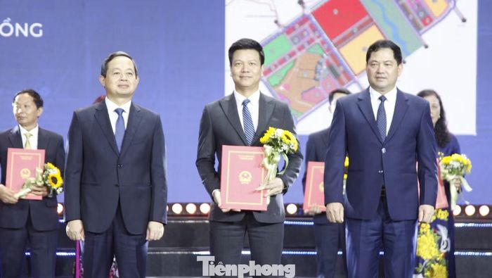 Lãnh đạo tỉnh Bắc Ninh trao trao quyết định chấp thuận chủ trương đầu tư, tại Hội nghị.