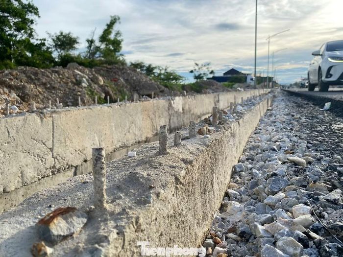 Nhiều đoạn lởm chởm sắt nhọn rất nguy hiểm