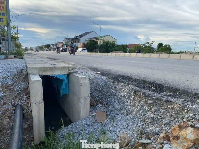 Những hố mương sâu hoắm nằm sát mép đường trở thành "cái bẫy" đối với người tham gia giao thông, đặc biệt vào ban đêm hoặc khi trời mưa, tầm nhìn hạn chế.