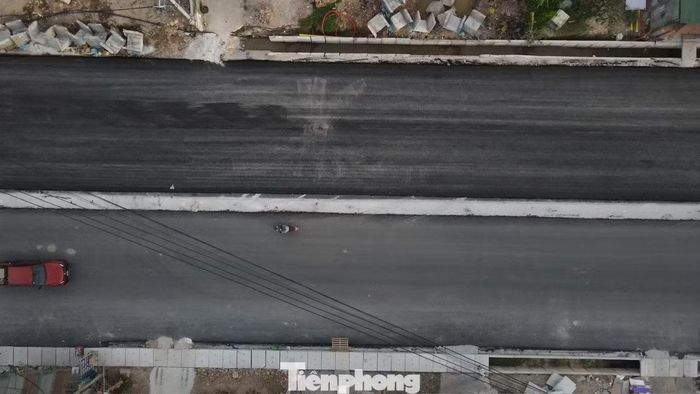 Dọc tuyến đường, hệ thống mương thoát nước hai bên nhiều đoạn vẫn chưa được đậy nắp, không có rào chắn hay biển cảnh báo.