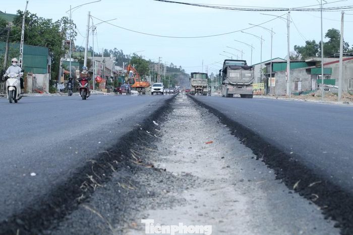  Không chỉ chịu cảnh ô nhiễm bởi quá trình thi công, người dân còn phải đối mặt với những hiểm họa ngay trước cửa nhà. 