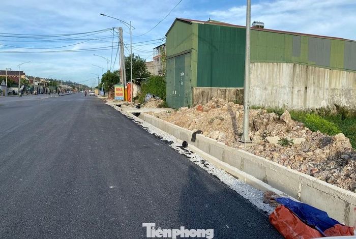 Trong khi chờ công trình hoàn thiện, điều người dân mong mỏi nhất không chỉ là dự án sớm được đẩy nhanh tiến độ mà còn là các biện pháp bảo đảm an toàn phải được thực hiện đầy đủ. Việc để nhiều đoạn mương sâu không có nắp đậy, thiếu rào chắn, biển cảnh báo hay tổ chức thi công chưa bảo đảm an toàn không chỉ tiềm ẩn nguy cơ tai nạn mà còn ảnh hưởng trực tiếp đến tính mạng, tài sản của người dân và người tham gia giao thông.