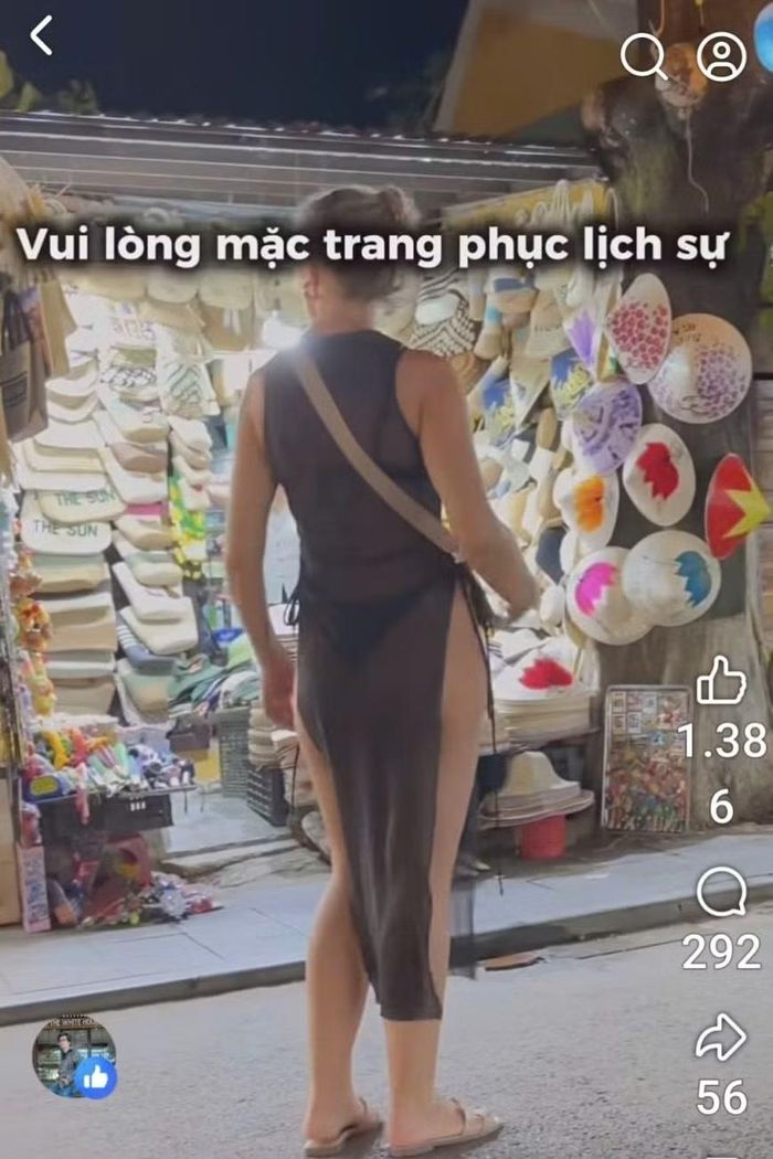 Nữ du khách mặc đồ phản cảm khi vào tham quan phố cổ Hội An. Ảnh cắt từ clip