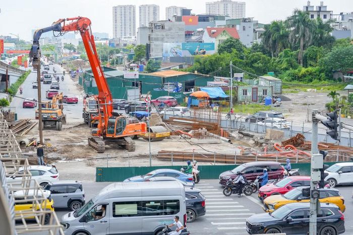 Trên công trường, hàng loạt máy móc cùng đông đảo công nhân đang tập trung tối đa lực lượng, gấp rút triển khai các hạng mục.