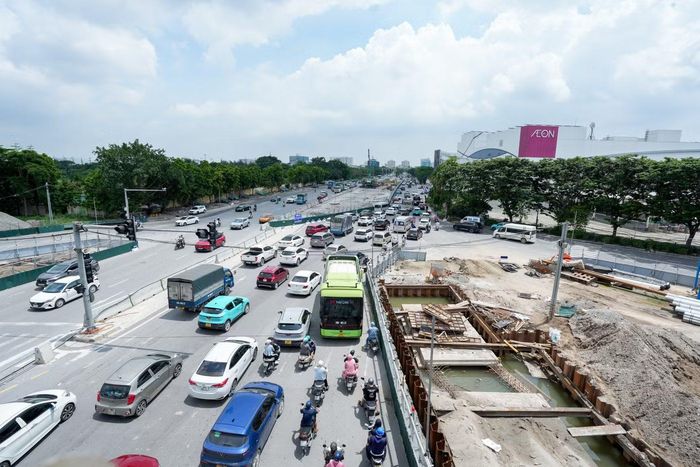 Theo ghi nhận những ngày đầu tháng 8, nhà thầu đã tiến hành rào chắn nhiều vị trí tại nút giao Cổ Linh - cầu Vĩnh Tuy - Đàm Quang Trung để phục vụ thi công dự án hầm chui.