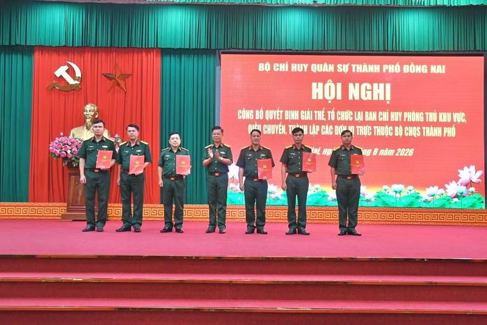 Đại tá Nguyễn Thanh Phong - Thành ủy viên, Phó Bí thư Thường trực Đảng ủy Quân sự, Chính ủy Bộ Chỉ huy Quân sự thành phố, trao quyết định thành lập tổ chức Đảng Trung đoàn Bộ binh 41 (Ảnh: Văn Chung)