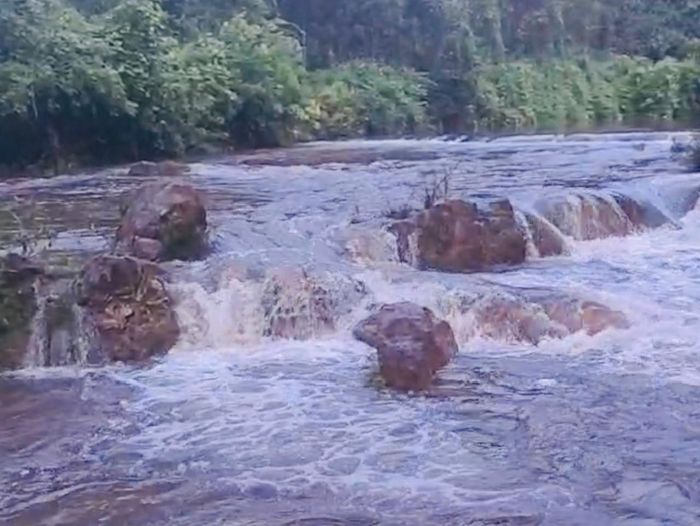 Nước suối đổi màu, hôi tanh