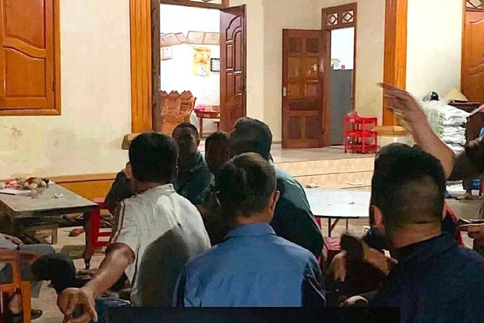 Người dân địa phương đến động viên, chia sẻ mất mát với gia đình nạn nhân. (Ảnh: B.T)