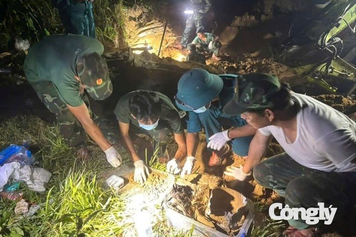 Lực lượng Đội Tìm kiếm, quy tập hài cốt liệt sĩ Bộ CHQS TP. Đà Nẵng cẩn trọng thu thập các di vật được phát hiện trong hầm trú ẩn vào ban đêm.