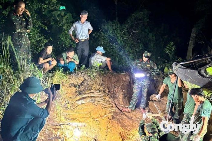 Sau nhiều ngày tìm kiếm liên tục, lực lượng quy tập xác định vị trí hầm trú ẩn và tổ chức khai quật với sự chứng kiến của chính quyền địa phương và người dân.