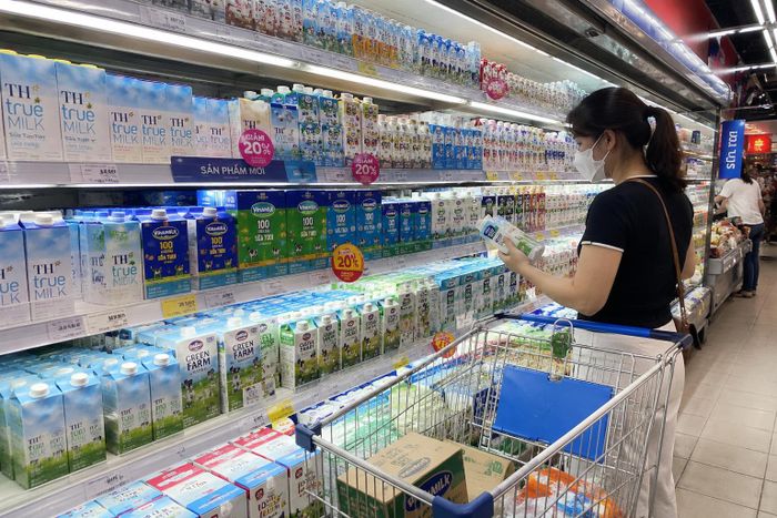 Người tiêu dùng lựa chọn mua sữa tại siêu thị. Ảnh: Báo Tin tức và Dân tộc