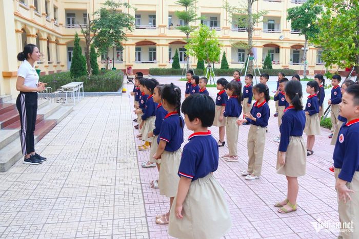 Giáo viên, học sinh trong giờ giáo dục thể chất tại một trường tiểu học ở Ninh Bình. Ảnh: Thanh Hùng