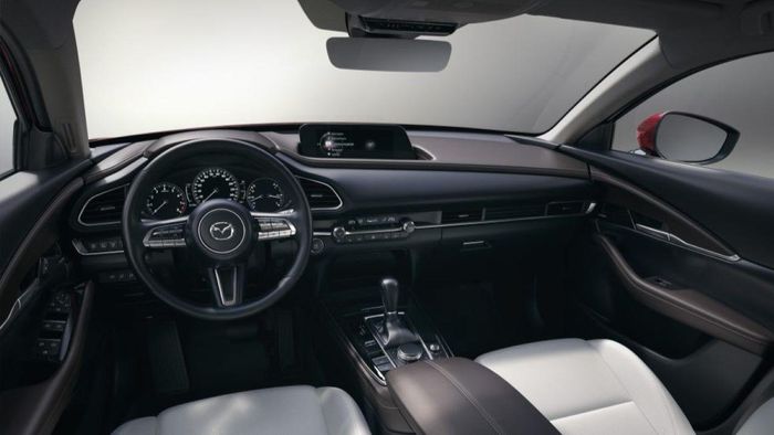 Nội thất Mazda CX-30 trông cao cấp nhưng các thao tác sử dụng màn hình giải trí lại khá rườm rà. Ảnh: Mazda