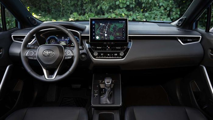 Các nút chức năng trên Toyota Corolla Cross HEV dễ sử dụng, tiện lợi nhưng bố cục nội thất không hấp dẫn bằng của Mazda. Ảnh: Toyota