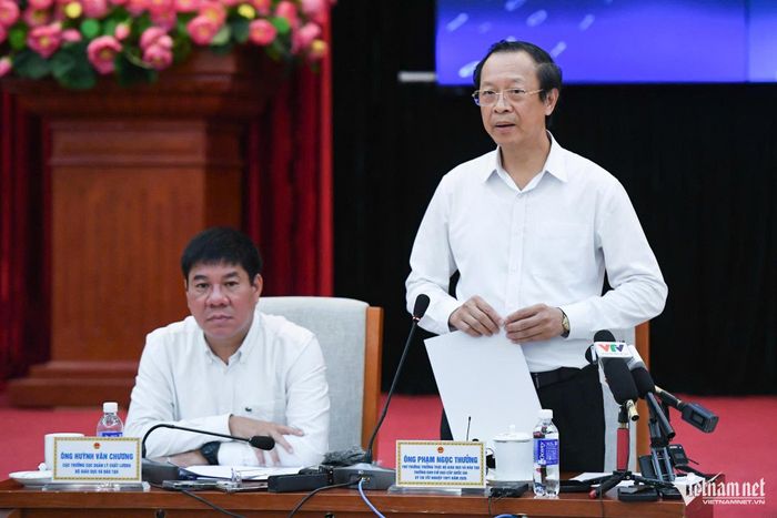 Thứ trưởng Phạm Ngọc Thưởng thông tin tại buổi họp báo. Ảnh: Thạch Thảo