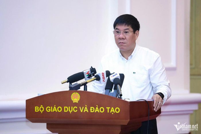 Ông Huỳnh Văn Chương, Cục trưởng Cục Quản lý chất lượng (Bộ GD-ĐT) thông tin tại buổi họp báo. Ảnh: Thạch Thảo