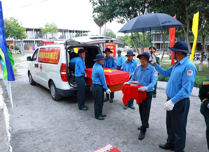 Đón những người lính hy sinh trên đất Campuchia trở về quê hương. Ảnh: Đội K90