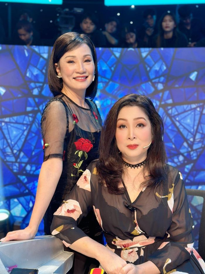 Một lần, Hồng Đào bị ốm phải nằm viện, Hồng Vân hay tin lập tức bay sang Mỹ thăm. Một lần khác, Hồng Đào và Hồng Vân có dịp cùng nhau đón sinh nhật tại sân bay. Hai người nhìn mái tóc bạc của nhau và lặng im hồi lâu, cùng hồi tưởng "thời tóc xanh khi vô cùng tự tin về nhan sắc". 