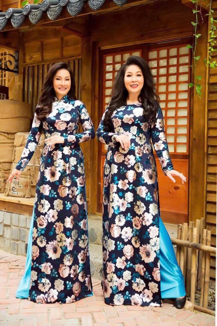 Sau khi tốt nghiệp, hai nghệ sĩ về công tác tại Nhà hát kịch Sân khấu nhỏ 5B, được đánh giá là đôi bạn diễn ăn ý trong các vở: Ngôi nhà không có đàn ông, Lôi vũ, Chuyến tàu hoàng hôn... Trong công việc, Hồng Vân và Hồng Đào cãi nhau nhiều nhưng chỉ cần xong việc lại trở thành đôi bạn thân hay đèo nhau đi ăn vặt, mua phấn son ở chợ Bến Thành. Lúc khó khăn, Hồng Vân từng làm thợ uốn tóc tại tiệm Đông Kinh, Hồng Đào cũng đến phụ bạn trang điểm cho cô dâu.