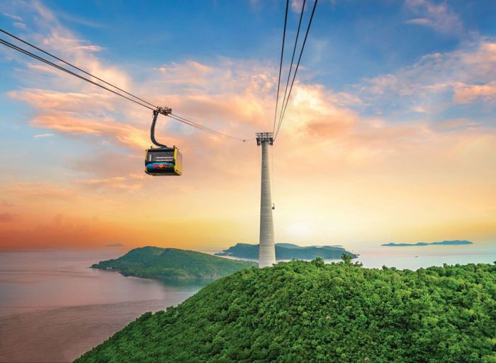 Hòn Thơm được tạp chí đánh giá là "một trong những điểm đến vui chơi tích hợp tham vọng nhất của Việt Nam".