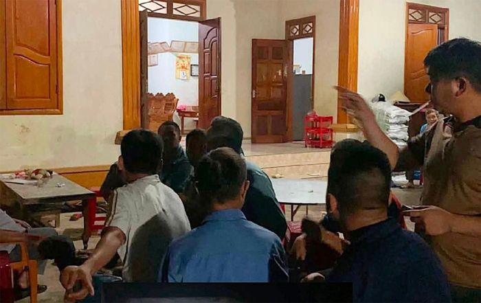 Hàng xóm đến chia buồn cùng gia đình nạn nhân. Ảnh: B.T