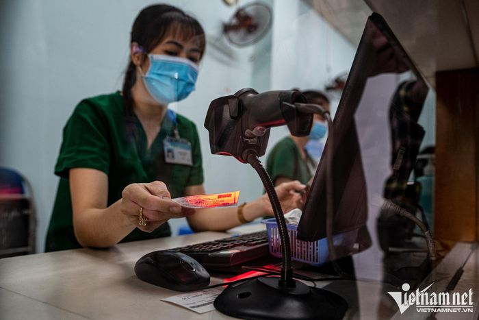 Bộ Y tế yêu cầu chấn chỉnh tình trạng người bệnh có BHYT không khám dịch vụ vẫn phải nộp thêm tiền. Ảnh: Hùng Trần