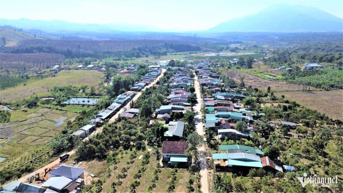 Diện mạo thôn Đăk Tang, xã Rờ Kơi đang từng ngày đổi thay. Ảnh: Ngọc Chí