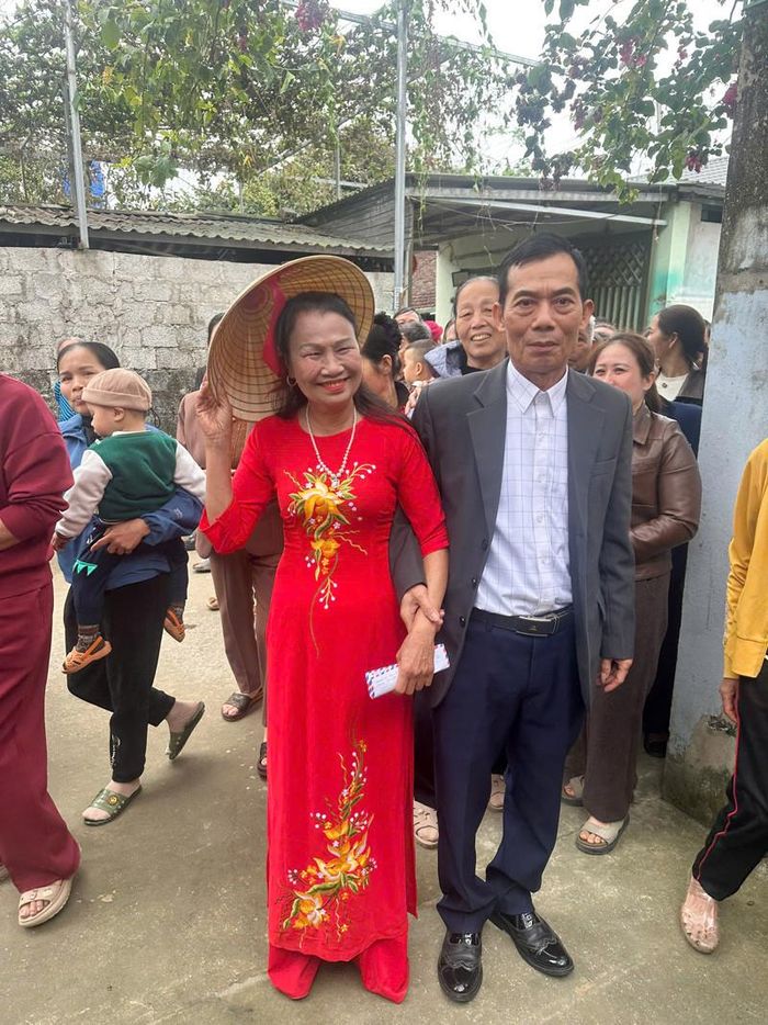Chú rể U70 hạnh phúc đón vợ về nhà sau 6 năm cô quạnh