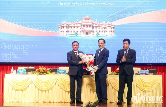 Bộ trưởng Ngoại giao Lê Hoài Trung cảm ơn và tặng hoa Thường trực Ban Bí thư Trần Cẩm Tú