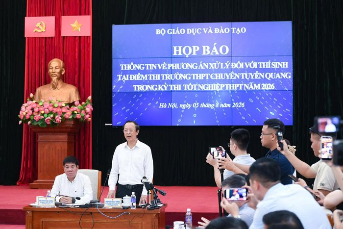 Họp báo thông tin về phương án xử lý đối với thí sinh tại điểm thi Trường THPT Chuyên Tuyên Quang. Ảnh: Thạch Thảo