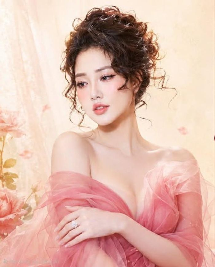 Về đời tư, Phương Diễm Huyền khá kín tiếng. Trước khi báo chí đăng tin cô bị khởi tố, nữ ca sĩ đã vô hiệu hóa trang cá nhân. Ngoài ca hát, Phương Diễm Huyền còn kinh doanh 1 quán cà phê, ẩm thực ở Phường Bình Thạnh, TPHCM. 