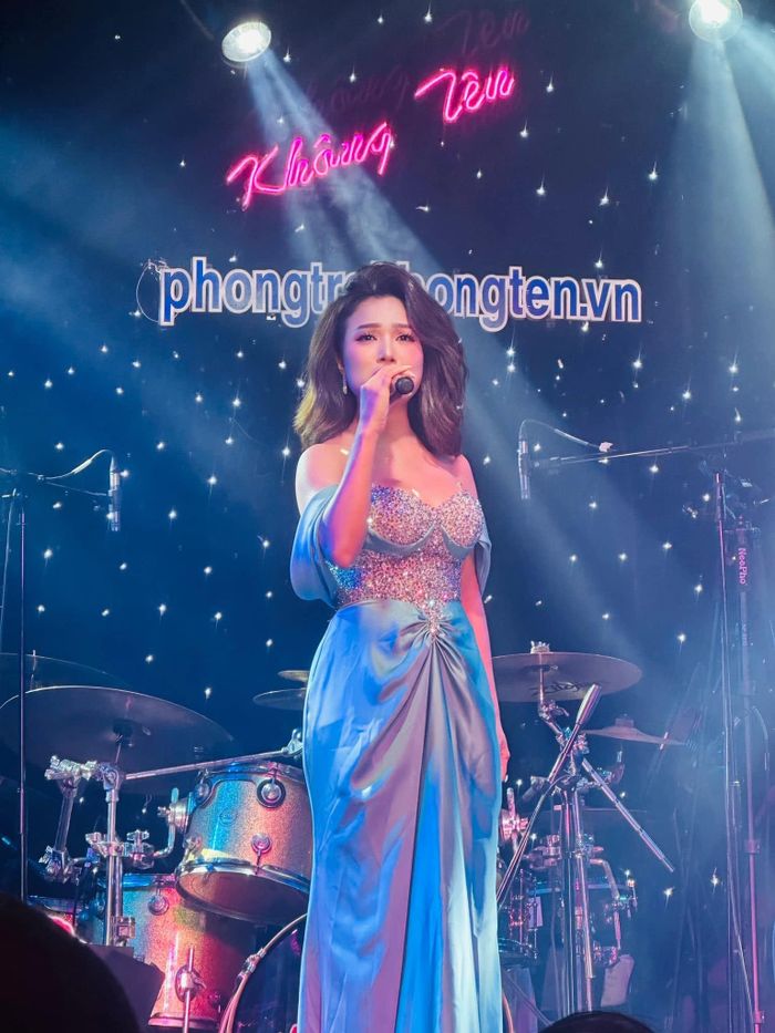 Phương Diễm Huyền từng nhiều lần song ca với Đàm Vĩnh Hưng. Gần nhất, cô góp mặt trong mini show "Có những niềm riêng" của đàn anh hồi tháng 7. Trên sân khấu, hai người song ca ăn ý bài "Tình bơ vơ", được khán giả tán thưởng. Đàm Vĩnh Hưng cũng dành tặng đàn em nhiều lời "có cánh". 