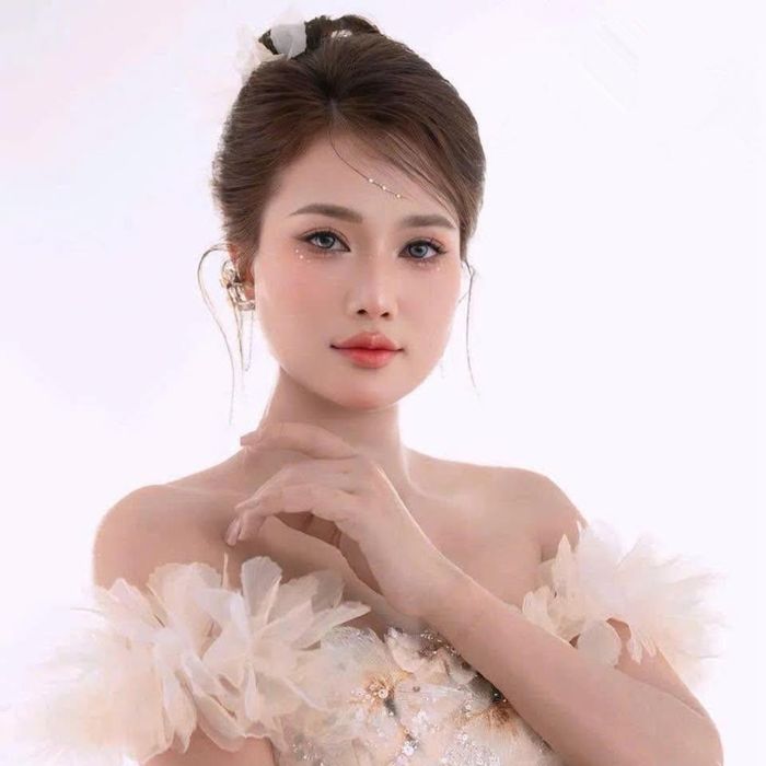 Với giọng Ninh Bình đặc trưng và lối hát nỉ non riêng biệt, Phương Diễm Huyền được khán giả, đồng nghiệp yêu mến, đặt biệt danh "Giọng ca nức nở". Trong nghề, Phương Diễm Huyền thân thiết ca sĩ Đàm Vĩnh Hưng, Ôn Vĩnh Quang, Jack Long... và từng là khách mời trong show của nhiều ca sĩ như Tuấn Vũ, Mạnh Quỳnh, Quang Linh, Quang Lê... 