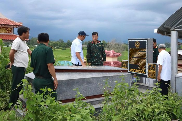 Phần mộ của 17 hài cốt hiện được người dân chăm sóc, thờ cúng tại xã Thu Bồn. Ảnh: Quang Cường