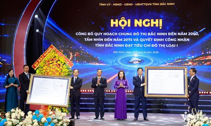 Bộ trưởng Trần Hồng Minh trao các quyết định về phê duyệt Quy hoạch và công nhận đô thị cho Đảng bộ, chính quyền và nhân dân tỉnh Bắc Ninh