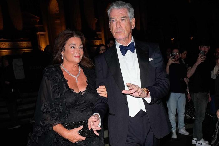 Pierce Brosnan và vợ dự một bữa tiệc vào năm 2025. Ảnh: GC Images