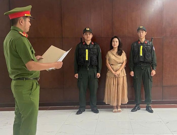 Cơ quan công an tống đạt các quyết định và lệnh đối với ca sĩ Nguyễn Thị Hiền (nghệ danh Phương Diễm Huyền). Ảnh: CACC