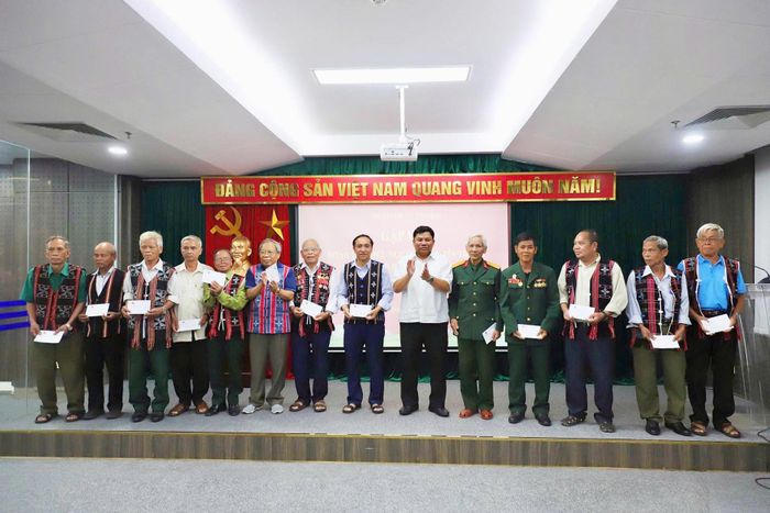 Thứ trưởng Y Thông tặng quà các đại biểu Người có uy tín TP. Huế
