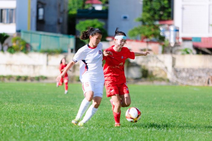 Hà Nam (đỏ) đánh rơi lợi thế khi bất ngờ thúc thủ 1-2 trước Sơn La