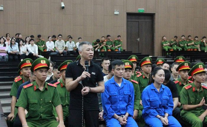 Các bị cáo tại tòa. Ảnh: HM