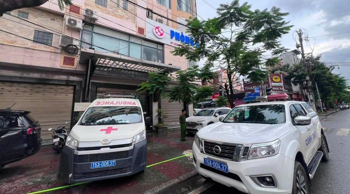 Lực lượng cảnh sát có mặt tại phòng khám Phượng Đỏ để phục vụ công tác khám xét. Ảnh: CTV