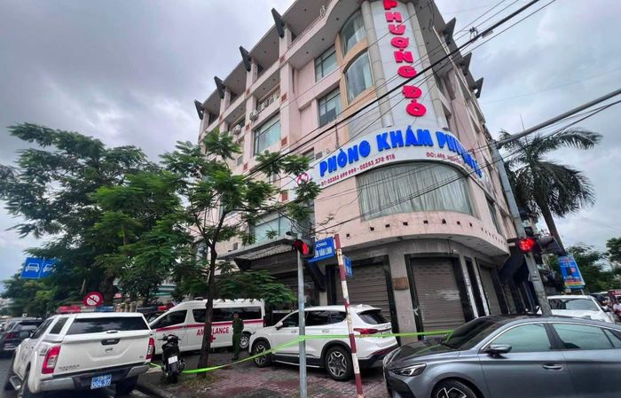 Xe biển xanh của lực lượng Công an TP Hải Phòng xuất hiện bên ngoài phòng khám. Ảnh: CTV