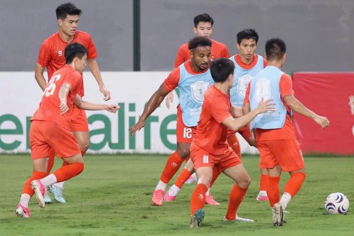Tuyển Việt Nam có 7 điểm sau 3 lượt trận, vươn lên dẫn đầu bảng A nhờ hơn Singapore về hiệu số bàn thắng bại. Xuân Son cùng các đồng đội chỉ cần hòa trước Campuchia là lấy vé bán kết, tuy nhiên, đội chủ nhà muốn làm nhiều hơn như thế.