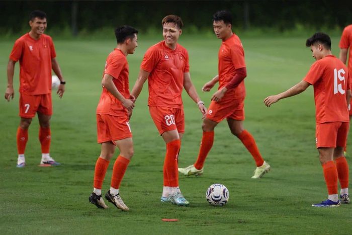 Trong khi đó, trung vệ Bùi Hoàng Việt Anh dù vừa phải khâu vết thương trên mặt nhưng vẫn ra sân tập luyện bình thường cùng các đồng đội.