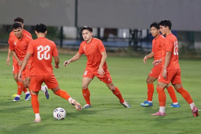 Ở buổi tập này, tuyển Việt Nam vắng 4 cầu thủ gồm: Đặng Văn Lâm, Patrik Lê Giang, Hoàng Hên và Tài Lộc. Được biết các cầu thủ trên gặp vấn đề về sức khỏe, cần được nghỉ ngơi.