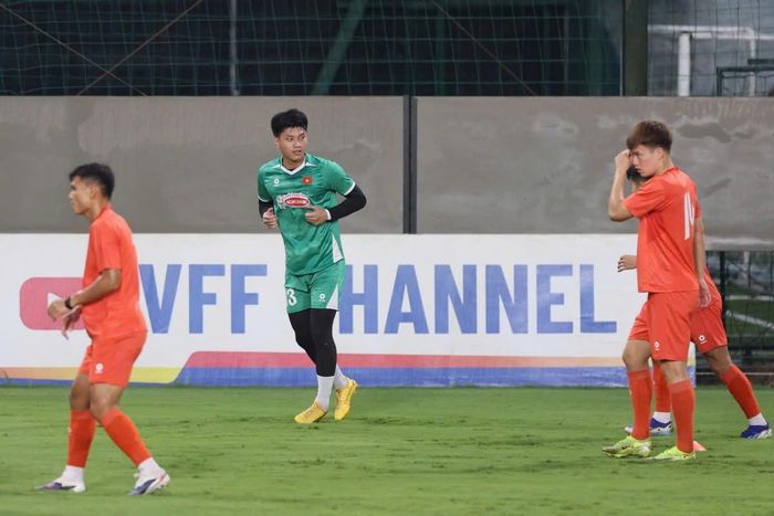 Để có đủ thủ môn, HLV Kim Sang Sik "điều động" Trần Đức Duy từ đội U23 Việt Nam.