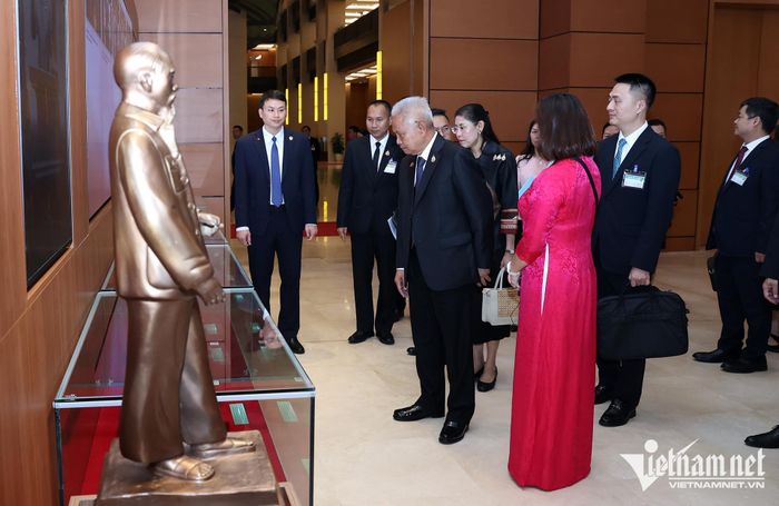 Cũng trong chuyến thăm, Chủ tịch Quốc hội Thái Lan Sophon Zaram và các đại biểu tham quan Bảo tàng Quốc hội
