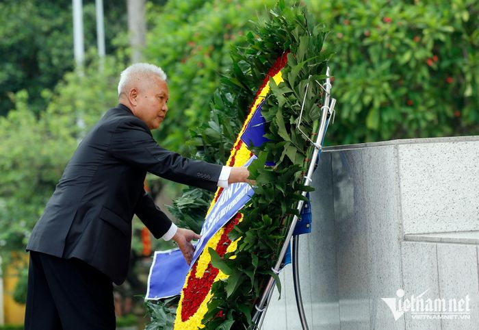 Chủ tịch Quốc hội Thái Lan Sophon Zaram cùng đặt vòng hoa tại Đài tưởng niệm các Anh hùng liệt sĩ