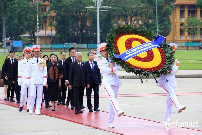 Trước lễ đón, Chủ tịch Quốc hội Thái Lan Sophon Zaram đã đặt vòng hoa, vào Lăng viếng Chủ tịch Hồ Chí Minh